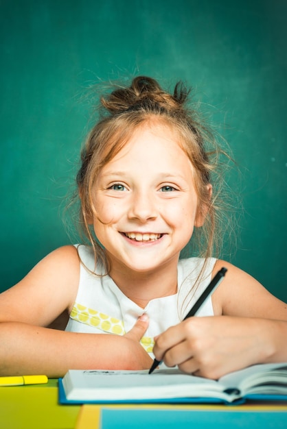 Bonne écolière. Retour à l'école et temps heureux pour les enfants.