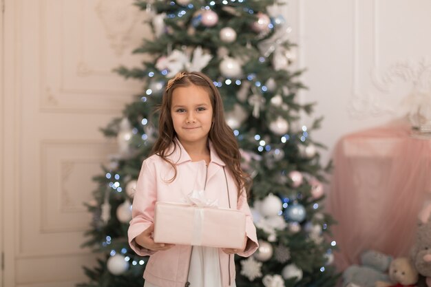 Bonne enfance, conte de Noël magique. Petite princesse avec le cadeau du Père Noël pour Noël.