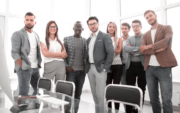 Bonne équipe commerciale debout dans un bureau lumineux