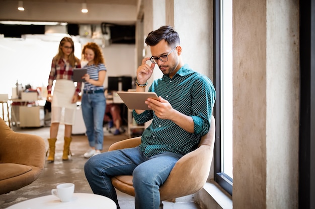 Photo bonne équipe créative au bureau. concept d'entreprise, de démarrage, de conception, de remue-méninges et de travail d'équipe