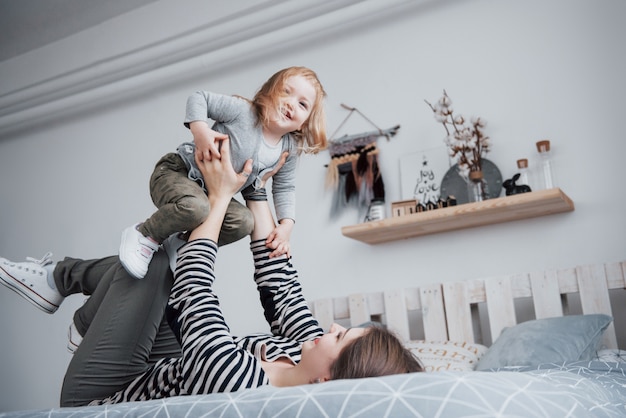 Bonne famille aimante. Mère et sa fille fille enfant jouant et étreignant