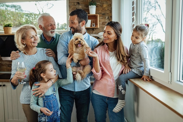 Bonne famille élargie avec un chien qui passe du temps ensemble à la maison.