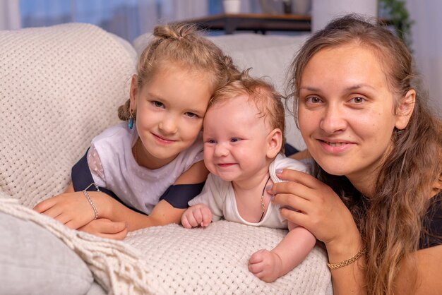 Bonne Famille Jeune Maman Nounou Lisant Un Livre Racontant Aux Petits Enfants Un Drôle De Conte De Fées Assis