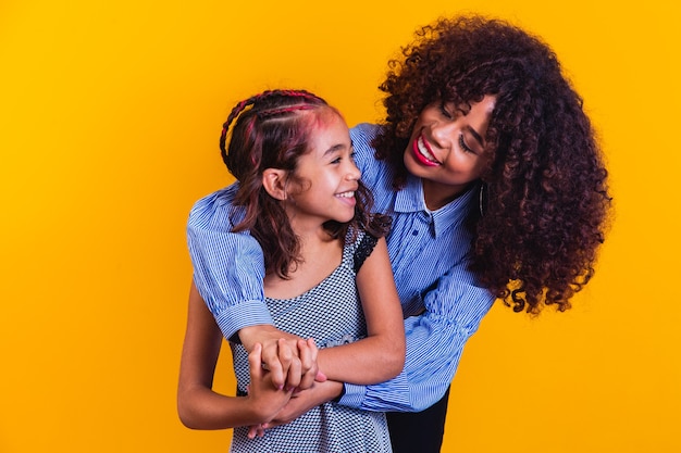 Bonne fête des mères! Adorable jeune mère afro-américaine douce avec une jolie petite fille.