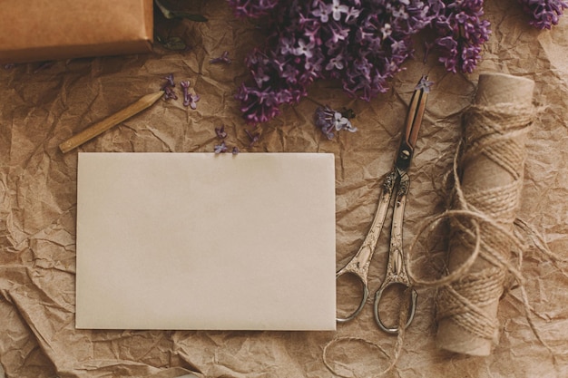 Bonne fête des mères carte élégante fleurs lilas ciseaux vintage crayon ficelle sur fond rustique