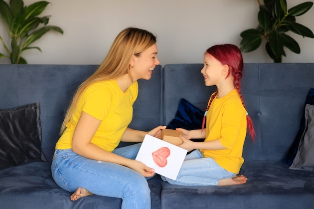 Bonne fête des mères! La fille de l'enfant félicite maman et lui remettra une carte postale