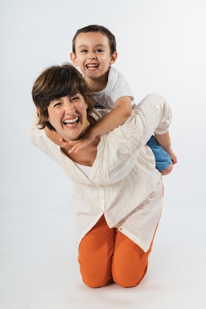 Bonne fête des mères Mère et fils jouant et riant