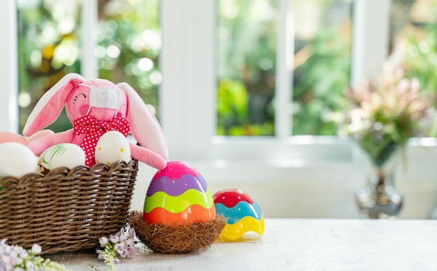 Bonne fête de Pâques en avril. Coloré de peindre des oeufs pour célébrer et décorer la maison.