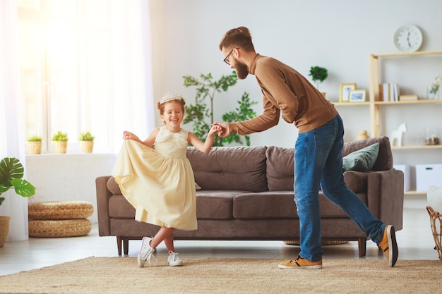 Bonne fête des pères famille papa et enfant fille princesse dansant