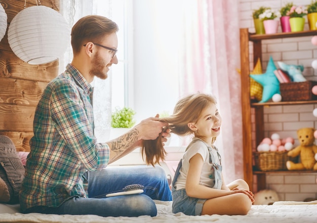 Bonne fête des pères Père peigne sa fille