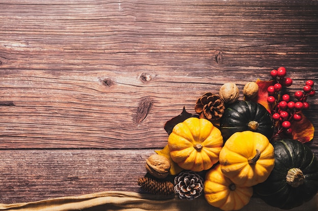 Bonne fête de Thanksgiving avec citrouille et noix sur une table en bois