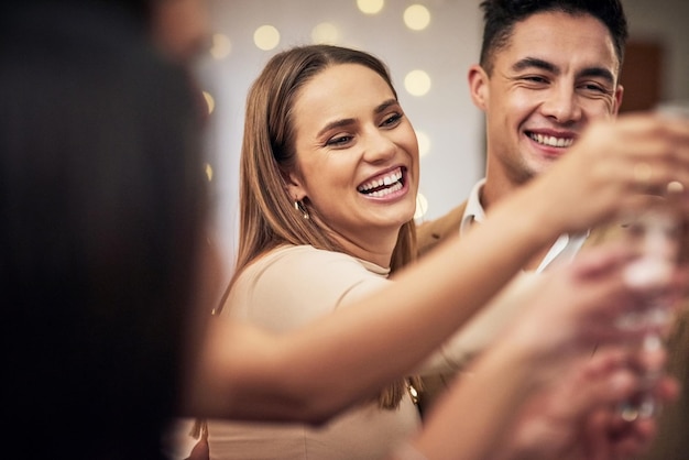 Bonne fête ou toast entre amis pour soutenir le succès de l'amour ou de l'happy hour lors d'un événement social de luxe la nuit Des acclamations enthousiastes et des gens qui boivent du vin ou du champagne pour célébrer un anniversaire aujourd'hui