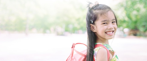 Bonne fille asiatique arrivant à l&#39;école