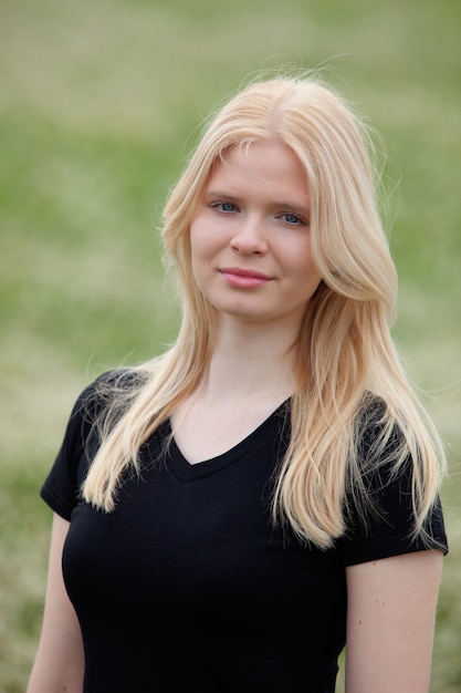 Bonne fille blonde entourée de fleurs