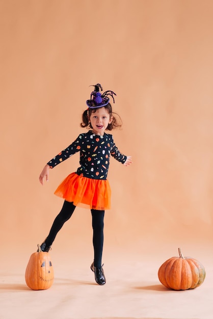 Bonne fille déguisée en sorcière pour Halloween