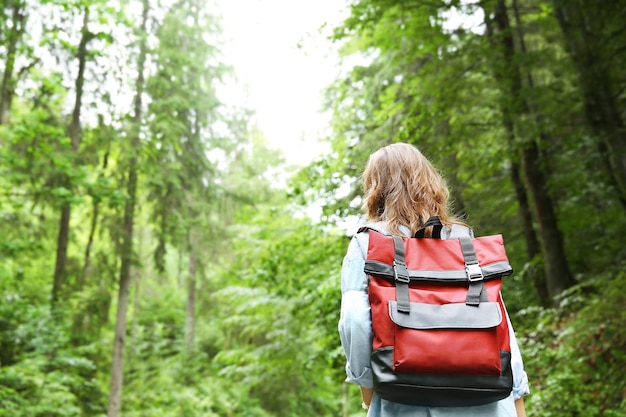 Bonne fille de voyageur en forêt