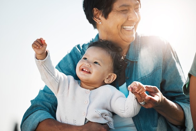 Bonne grand-mère bébé et détendez-vous dans la nature en vacances ou en famille