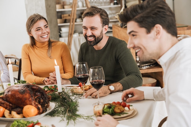 Photo bonne grande famille célébrant noël ensemble à la maison, ayant un dîner de noël traditionnel