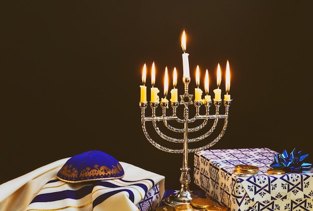 Bonne Hanoukka de fête juive Hanoukka avec menorah