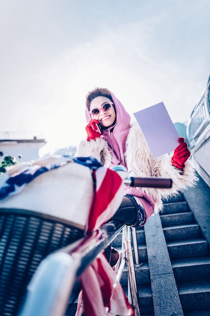 Bonne humeur. Fille joyeuse exprimant la positivité tout en communiquant avec un ami