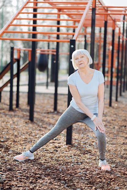 Bonne Humeur. Ravie De Femme Blonde Souriante Et Exerçant En Plein Air