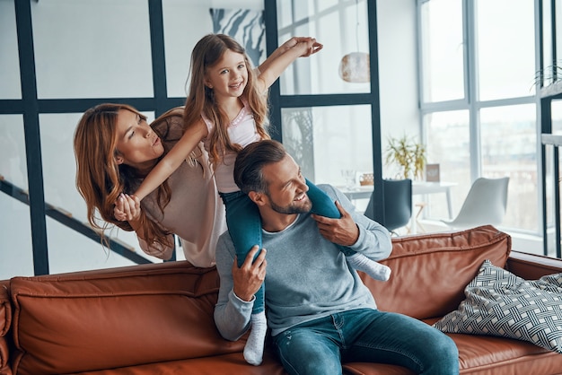 Bonne jeune famille se liant à la maison