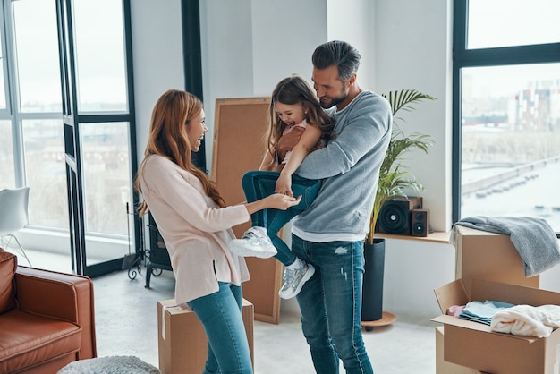 Bonne jeune famille se liant à la maison