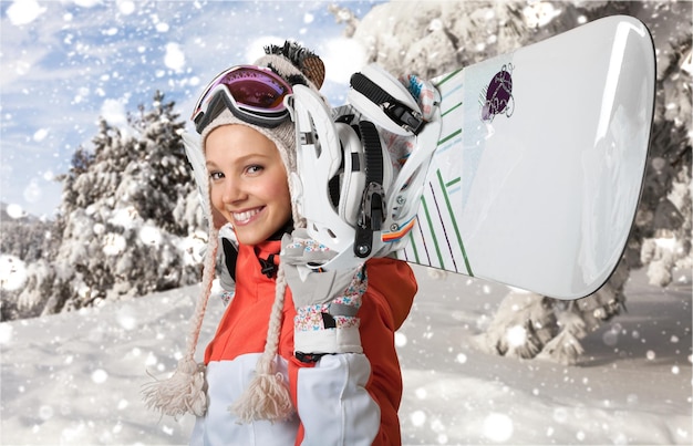 Photo bonne jeune femme snowboarder sur fond