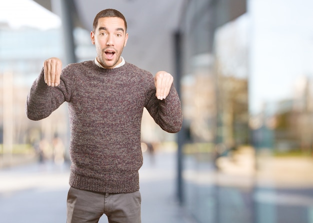 Bonne jeune homme faisant un geste de spectacle