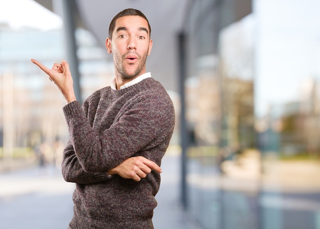 Bonne jeune homme faisant un geste de spectacle