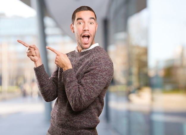 Bonne jeune homme faisant un geste de spectacle