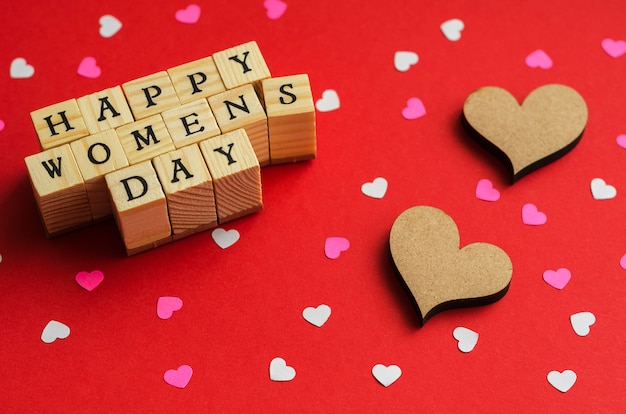Bonne journée des femmes de cubes en bois avec des lettres et des coeurs