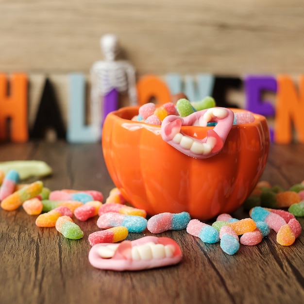 Bonne journée d'Halloween avec des bonbons fantômes, un bol de citrouille, une lanterne Jack O et une décoration (mise au point sélective). Truc ou menace, bonjour octobre, automne automne, concept festif, fête et vacances