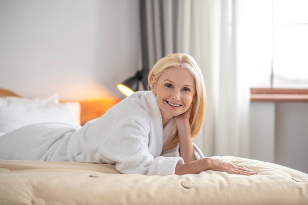 Bonne journée. Jolie femme blonde, passer du temps à la maison et à la satisfaction