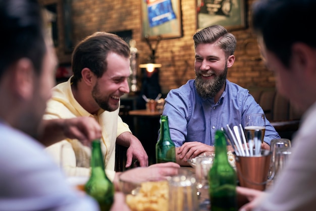 Bonne journée passée entre amis au bar