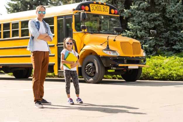 Bonne journée de rentrée scolaire. Père souriant emmenant son enfant à l'école primaire.