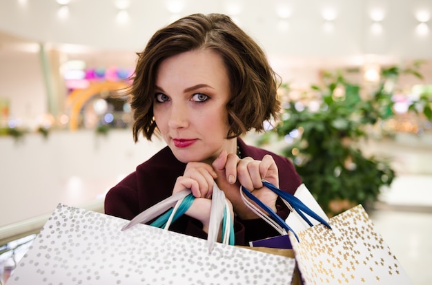 Bonne journée de shopping. Femme, achats, tour