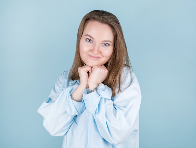 Bonne joyeuse jeune femme brune mignonne avec un sourire joyeux et charmant.