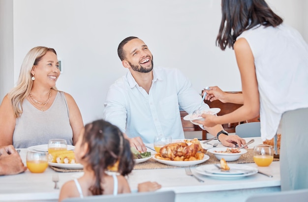 Bonne liaison familiale et repas d'action de grâces à la table à manger dans la maison ou au restaurant pour la célébration des vacances Sourire heureux ou festif homme femmes et enfants avec des aliments sains traditionnels servant