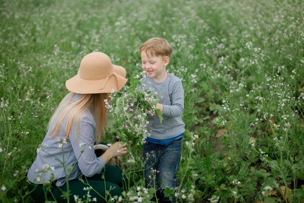 Bonne maman et son fils jouent dans le parc au printemps.