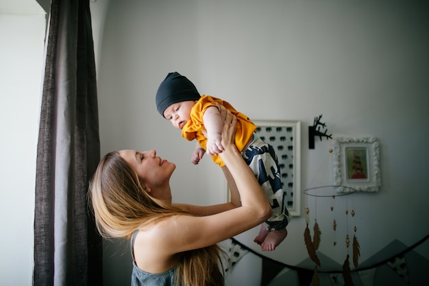 Bonne maman avec son nouveau-né