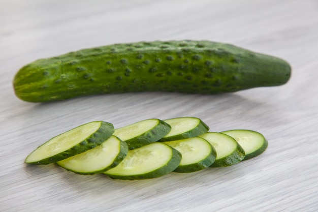 Bonne nutrition et végétarisme. Concombres verts