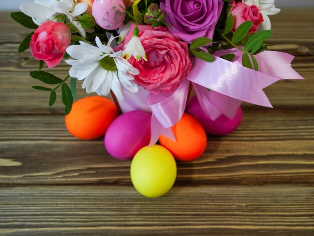 Photo bonne pâques flat lay internet bannière carte postale sur pâques bouquet de fleurs et œufs de pâques