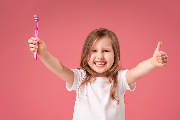 Bonne petite fille appréciant se brosser les dents