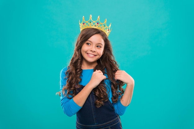 Bonne petite fille Beauté et mode petite fille avec des cheveux parfaits Journée internationale de la mode pour petits enfants Bonheur de l'enfance Travailler sur une nouvelle collection Tout nouveau costume élégant