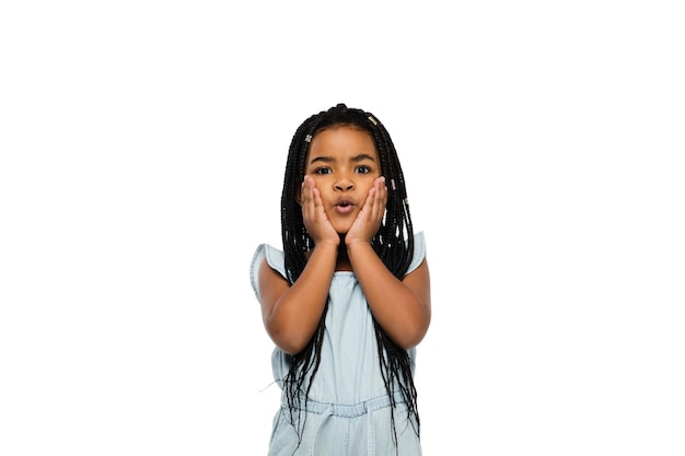 Bonne petite fille brune aux cheveux longs isolée sur fond de studio blanc a l'air heureux joyeux sincère Copyspace concept d'émotions de l'éducation de l'enfance