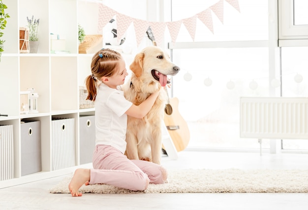 Bonne petite fille câlins beau chien