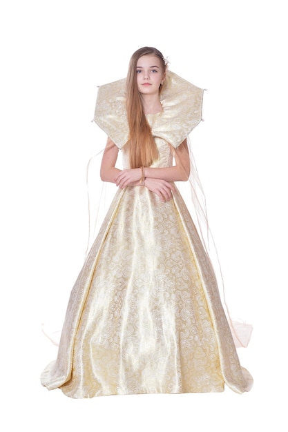 Bonne petite fille en costume de carnaval posant sur fond blanc