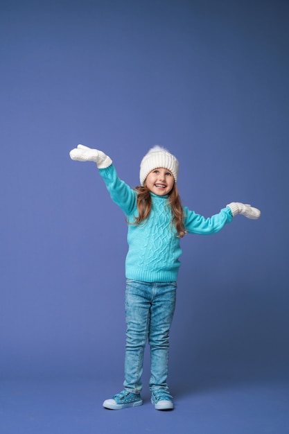 Bonne petite fille dans un bonnet tricoté