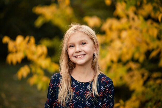 Bonne petite fille dans le parc à l'automne